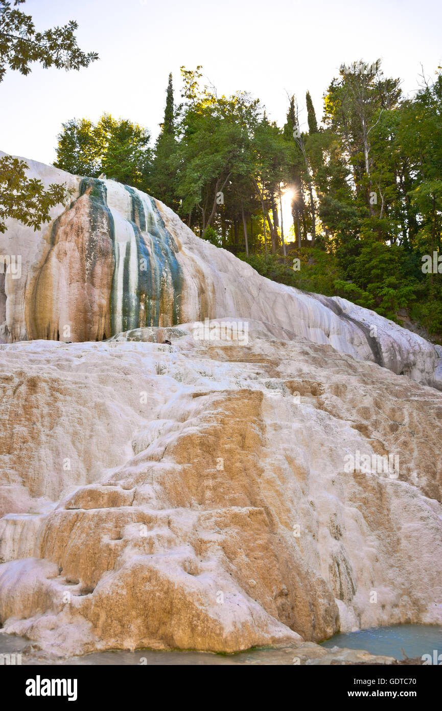 Fosso Bianco nei pressi di San Filippo, bianco calcificato di cascata nel bosco con turchesi acque termali Foto Stock