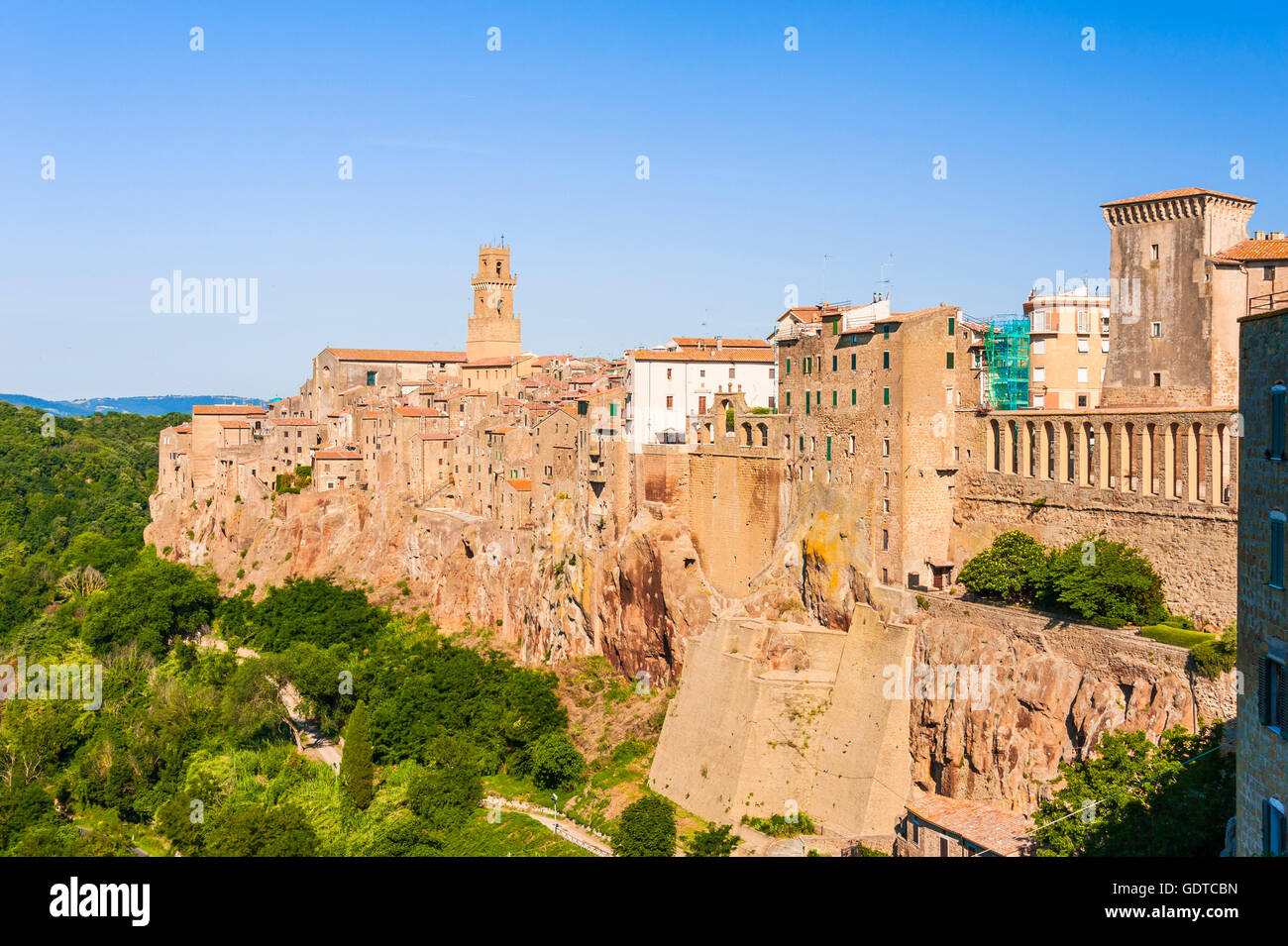 Pitigliano sulle rocce, stretto ad alta costruito case, costruite dal tufo vulcanico pietra, Toscana, Italia Foto Stock