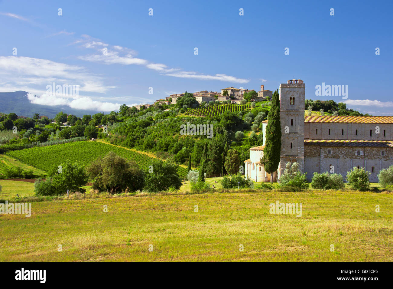 Abbazia di Sant Antimo e Castelnuovo dell'Abate; vicino a Montalcino, Toscana, Italia Foto Stock