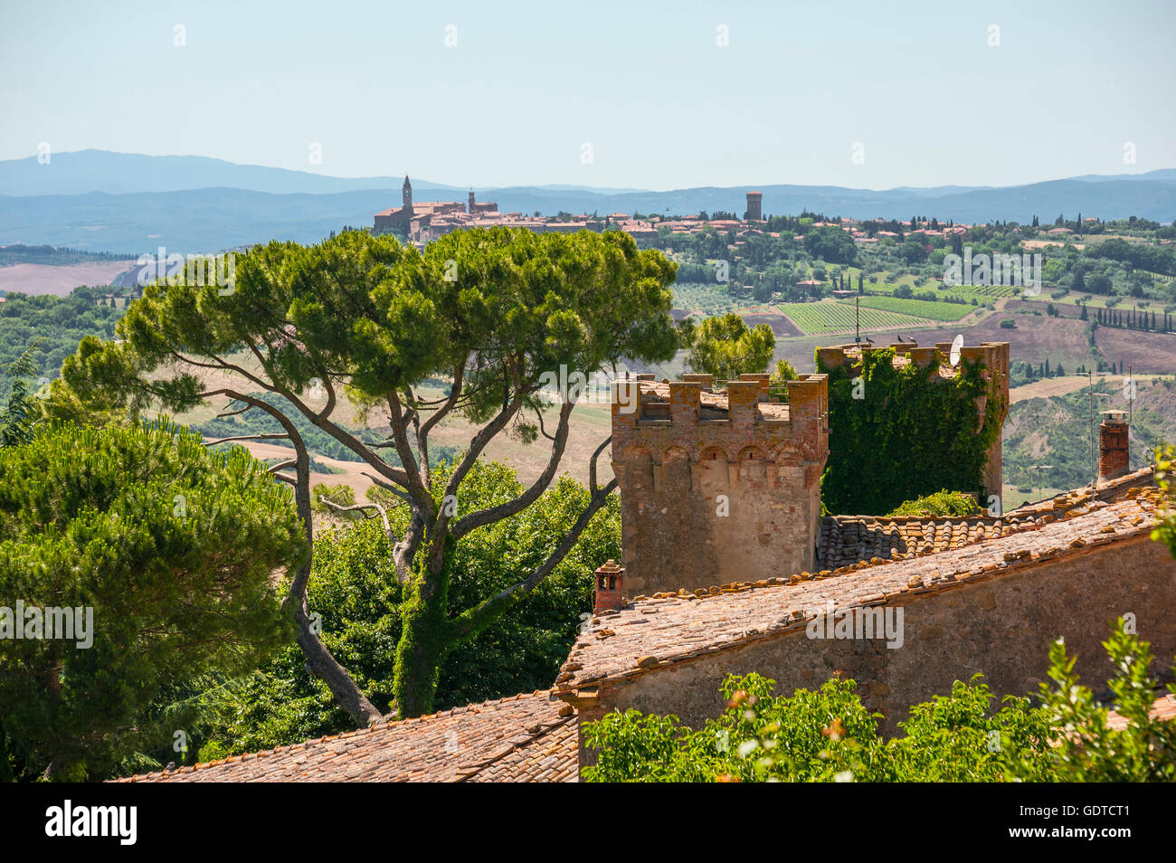 Vista su Monticchiello, vista da Montalcino, Italia, Toscana Foto Stock