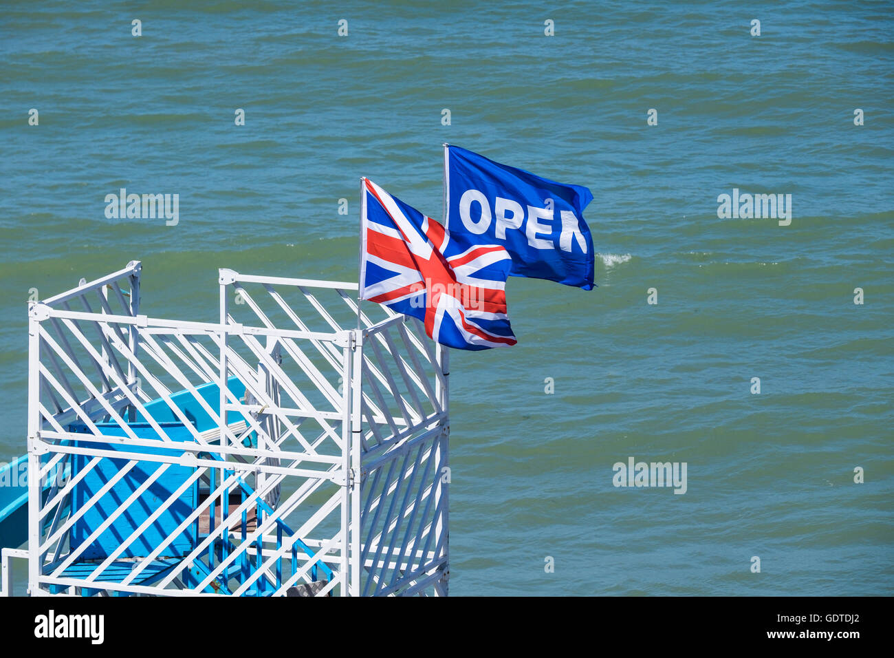 Un "Union Jack Flag' e 'Open' battenti bandiera insieme sulla cima di un Helter Skelter ride a Cromer in Norfolk Foto Stock