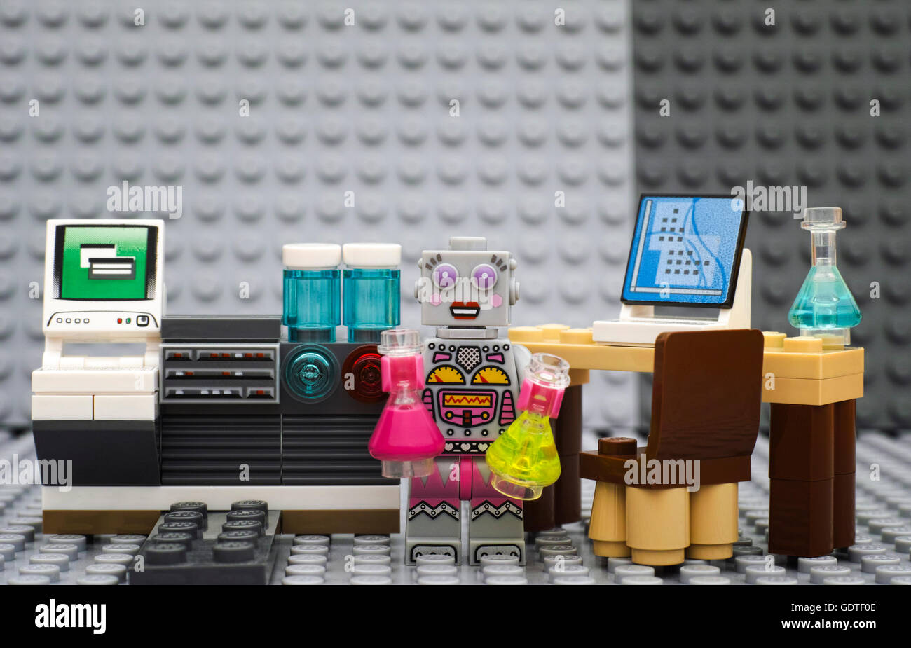 Tambov, Federazione Russa - Luglio 06, 2016 robot Lego - scienziato minifigure con palloni in laboratorio vicino al computer. Foto Stock