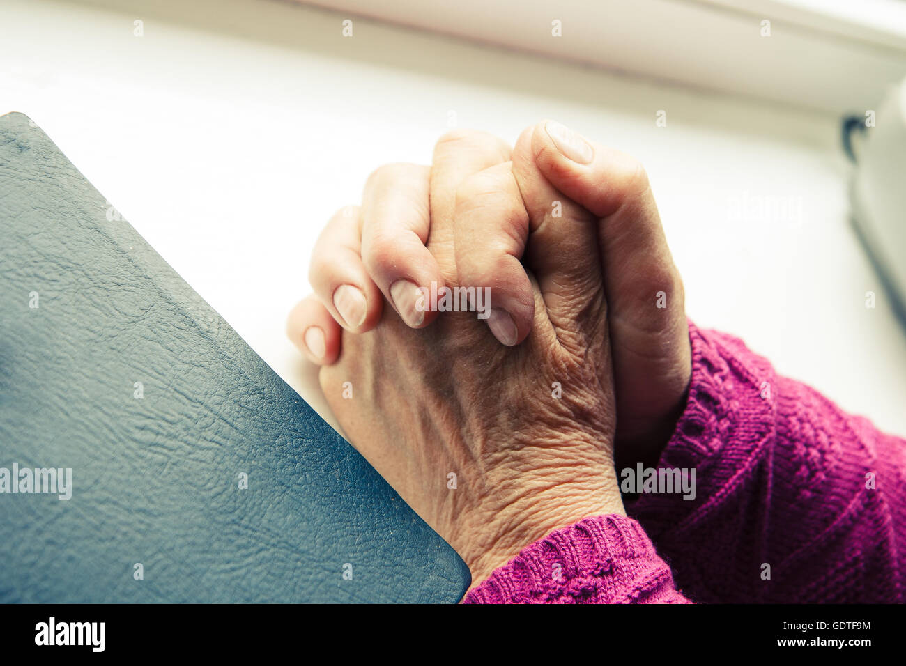 Le donne anziane mani incrociate in preghiera Foto Stock