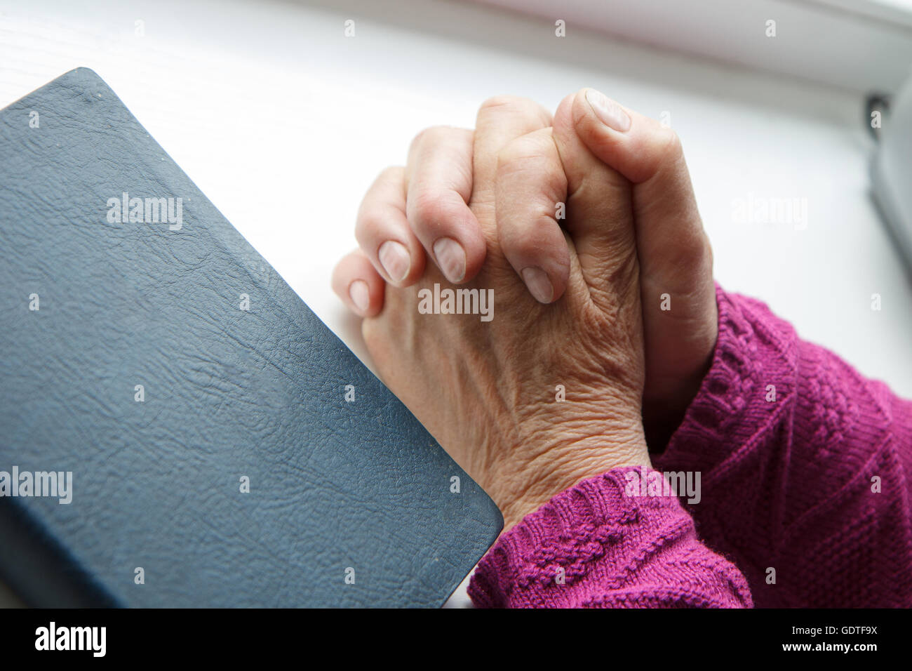 Le donne anziane mani incrociate in preghiera Foto Stock