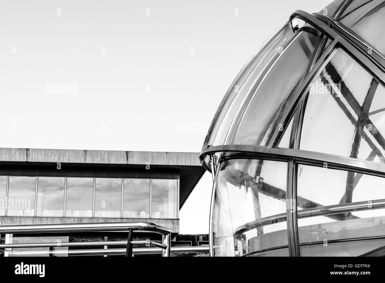 Basso angolo di visualizzazione struttura sferica dell'edificio contro il cielo chiaro Foto Stock