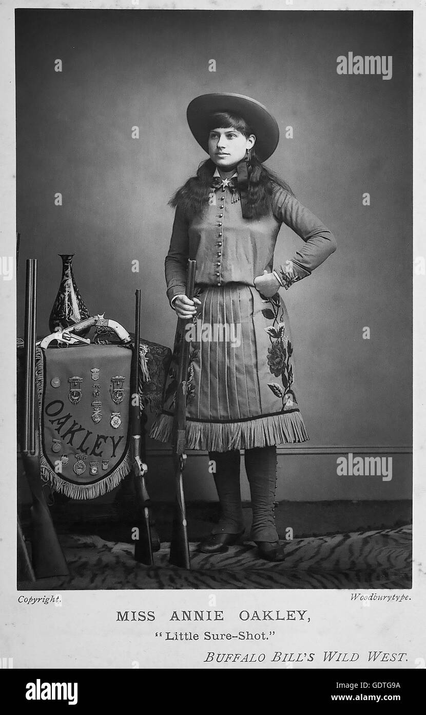 ANNIE OAKLEY (1860-1926) American sharpshooter su un cartoncino promozionale circa 1895 Foto Stock
