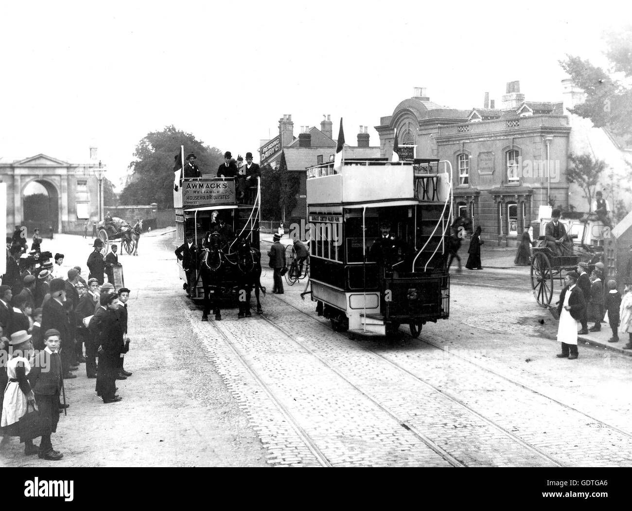 Cavallo e tram di giunzione del cimitero terminus, Reading, Berkshire il 15 luglio 1893. Eseguire mediante la lettura di tramvie azienda questo è stato il primo giorno delle operazioni per le carrozze a due piani. Foto: Walton Adams Foto Stock