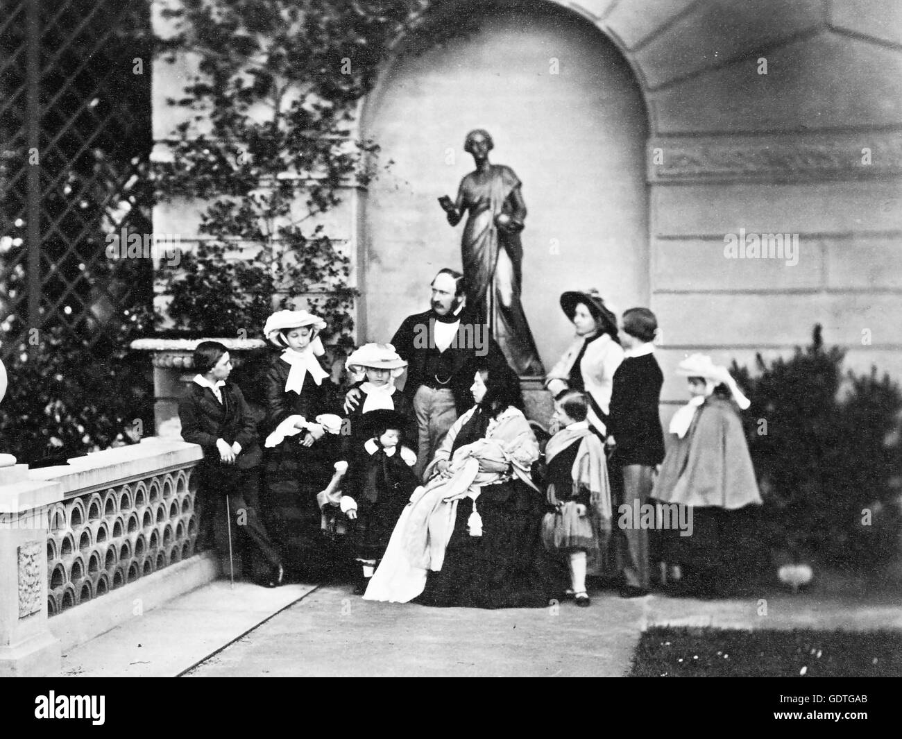 La regina Victoria con il principe Albert e i loro nove figli nel 1857. Da sinistra: Alfred, Alice, Louise, Leopold, Prince Albert, Queen Victoria holding Beatrice, Arthur, Victoria e Alfred, Helena. Foto Stock