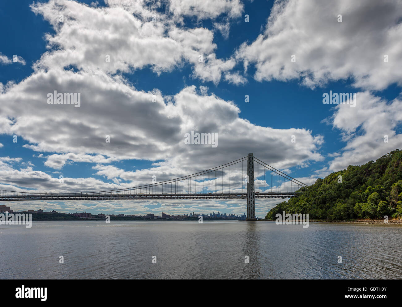 George Washington Bridge e New York City Manhattan cityscape. Pomeriggio estivo vista dal fiume Hudson con le nuvole Foto Stock