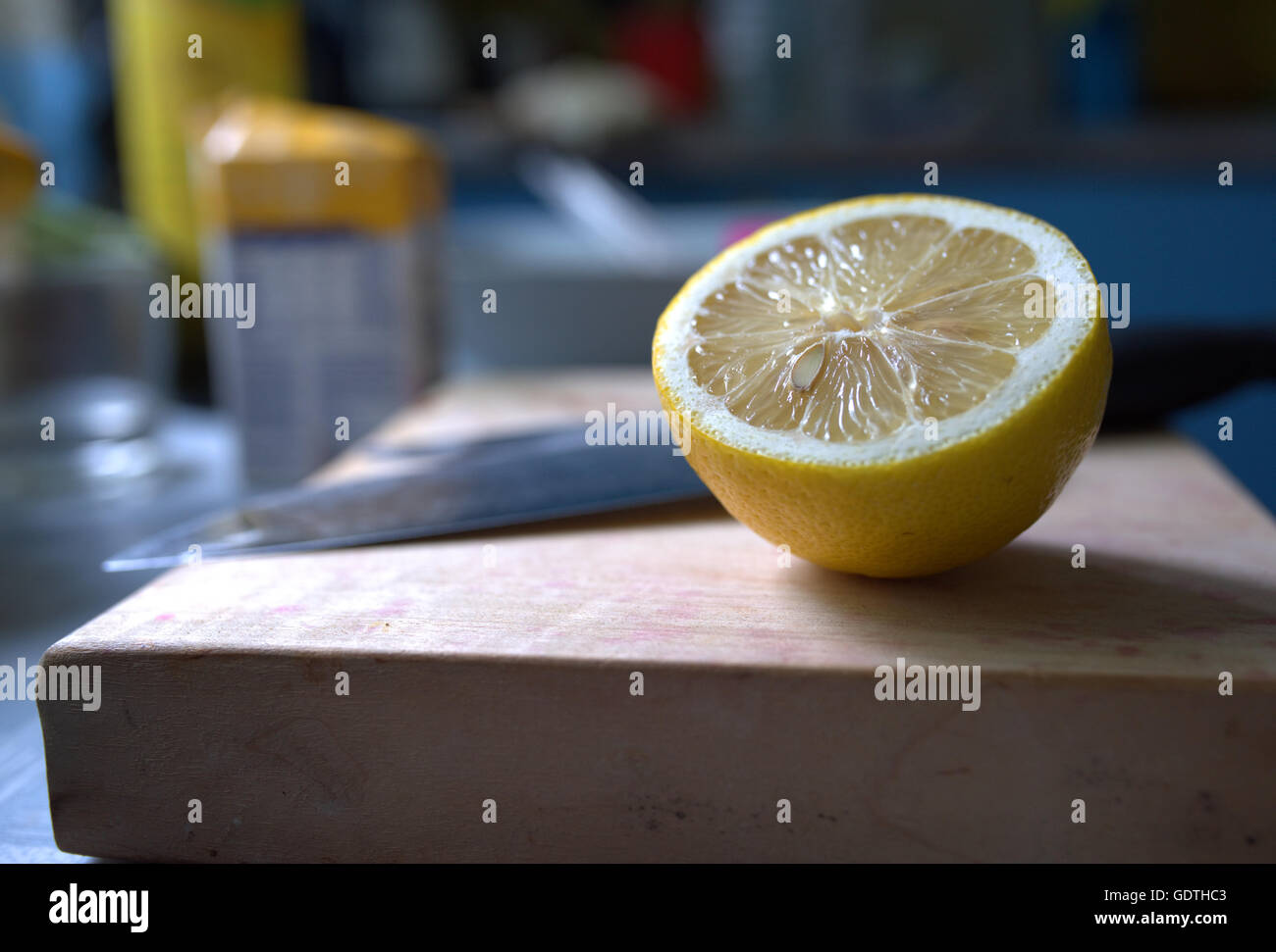 Fresca fetta di limone sul tagliere Foto Stock