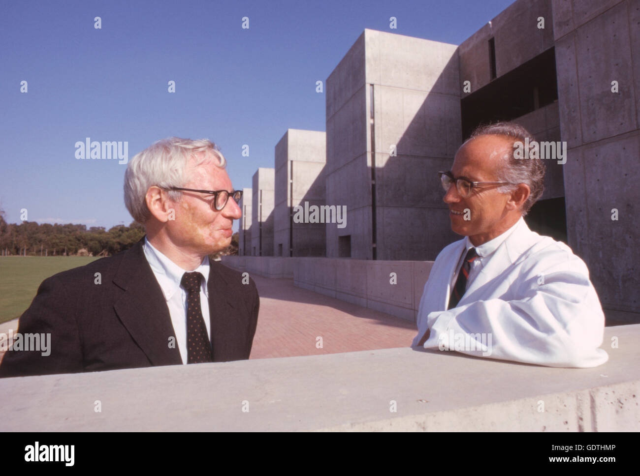 Jonas Salk e architetto Louis Kahn al Salk Institute Foto Stock