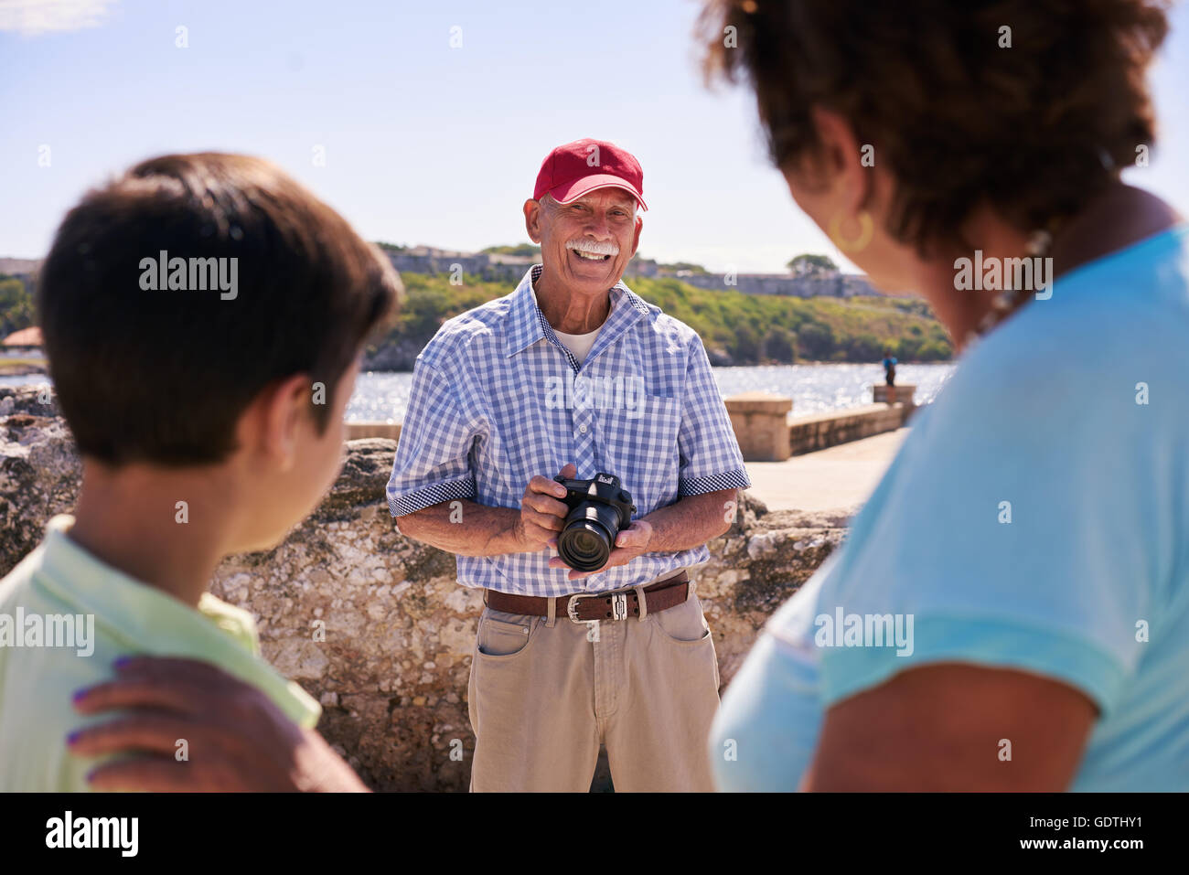 Felici turisti in vacanza. Ispanico persone che viaggiano in Avana, Cuba. Nonno e la Nonna e nipote durante i viaggi Foto Stock