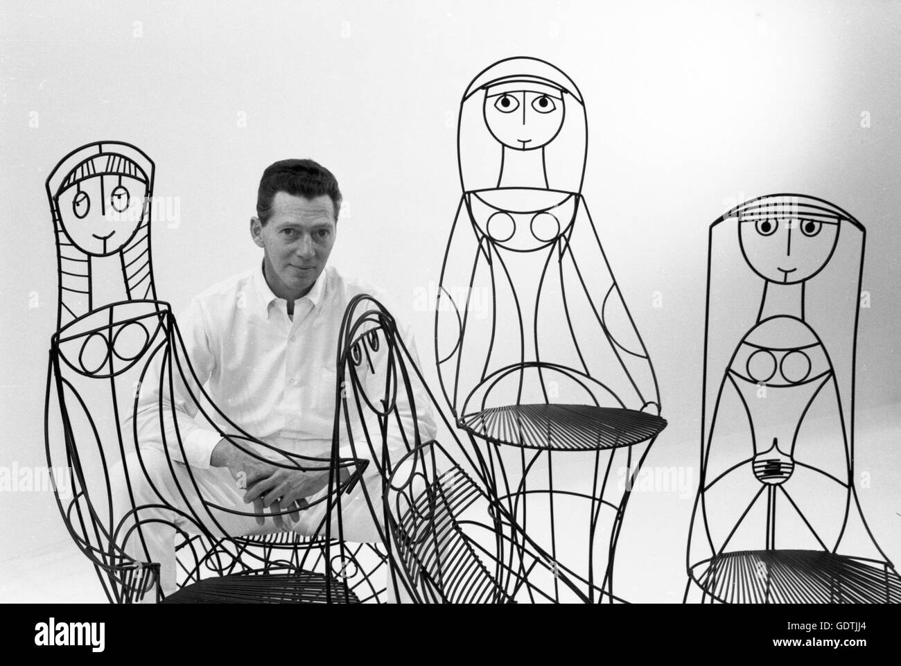 John Risley con il popolo mobili progettati da lui. Questa fotografia è stata presa nel 1963. Foto Stock