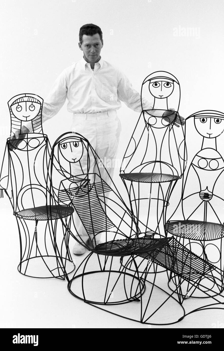 John Risley con il popolo mobili progettati da lui. Questa fotografia è stata presa nel 1963. Foto Stock