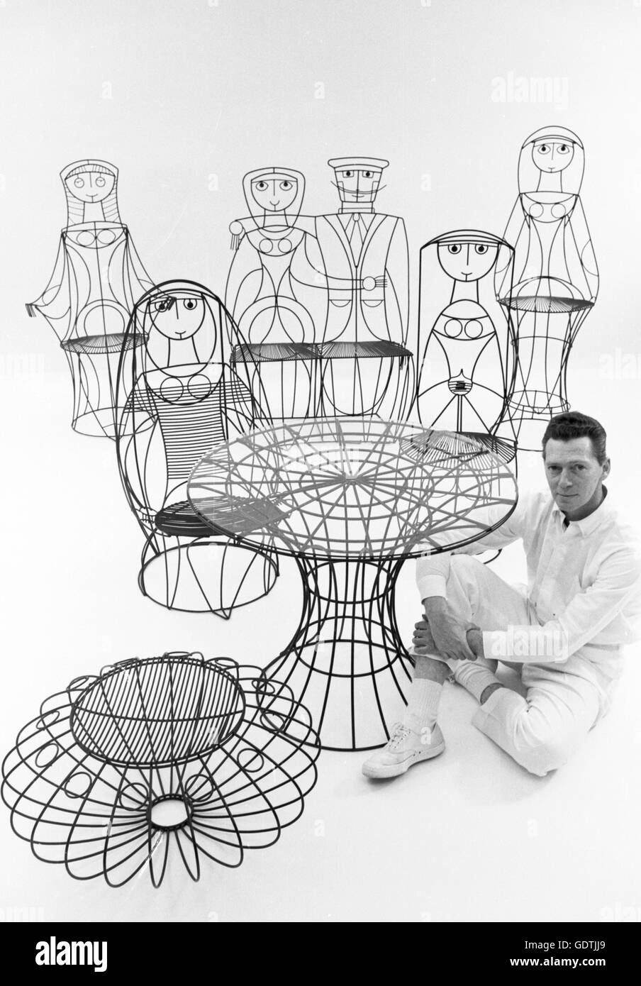 John Risley con il popolo mobili progettati da lui. Questa fotografia è stata presa nel 1963. Foto Stock