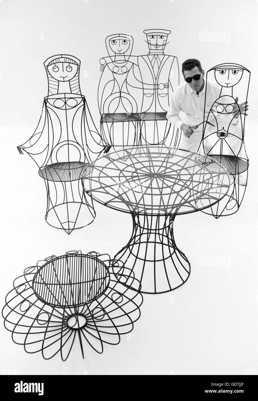 John Risley con il popolo mobili progettati da lui. Questa fotografia è stata presa nel 1963. Foto Stock