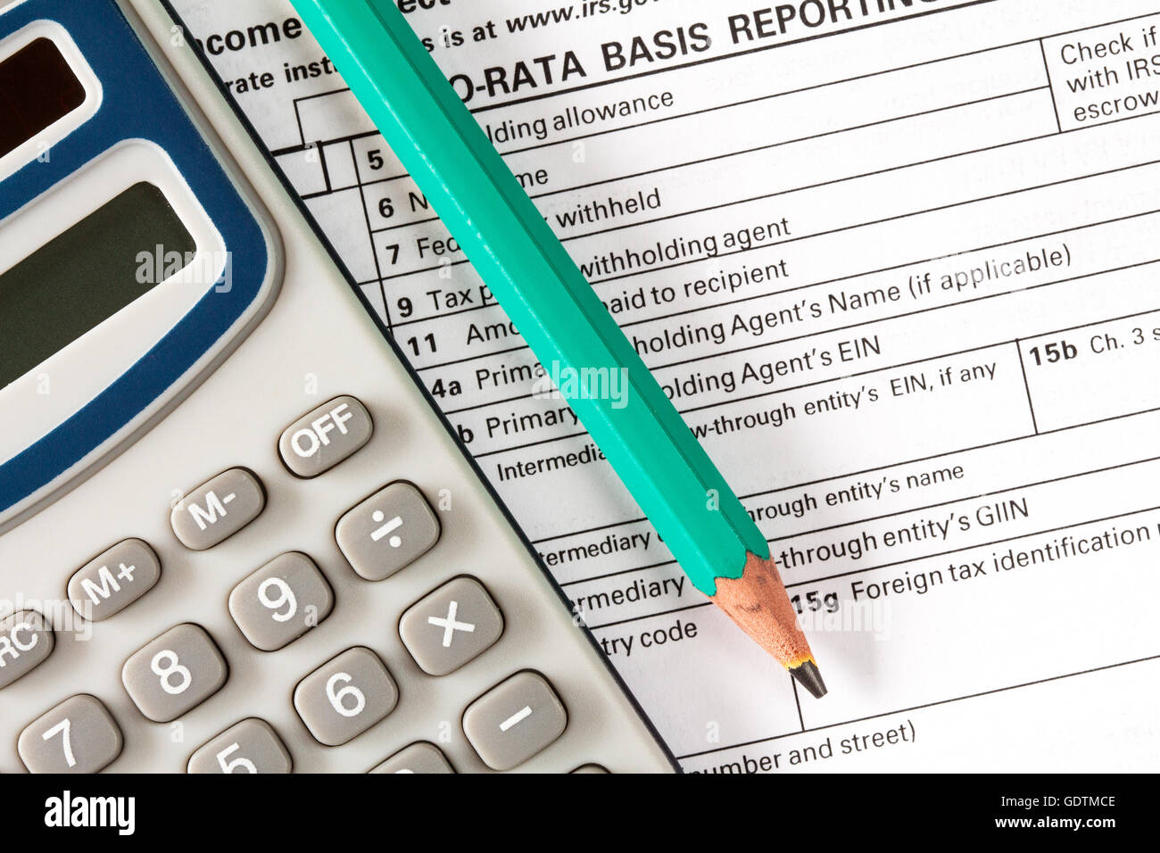 La compilazione del form 1042-S che conferma il pagamento delle imposte negli Stati Uniti Foto Stock