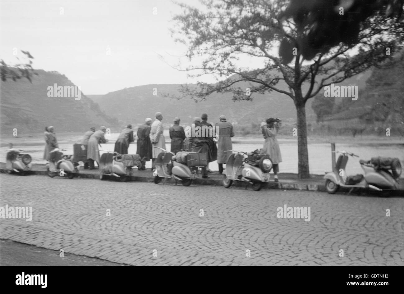 Vespa scooterists prendere una pausa al the waterside Foto Stock