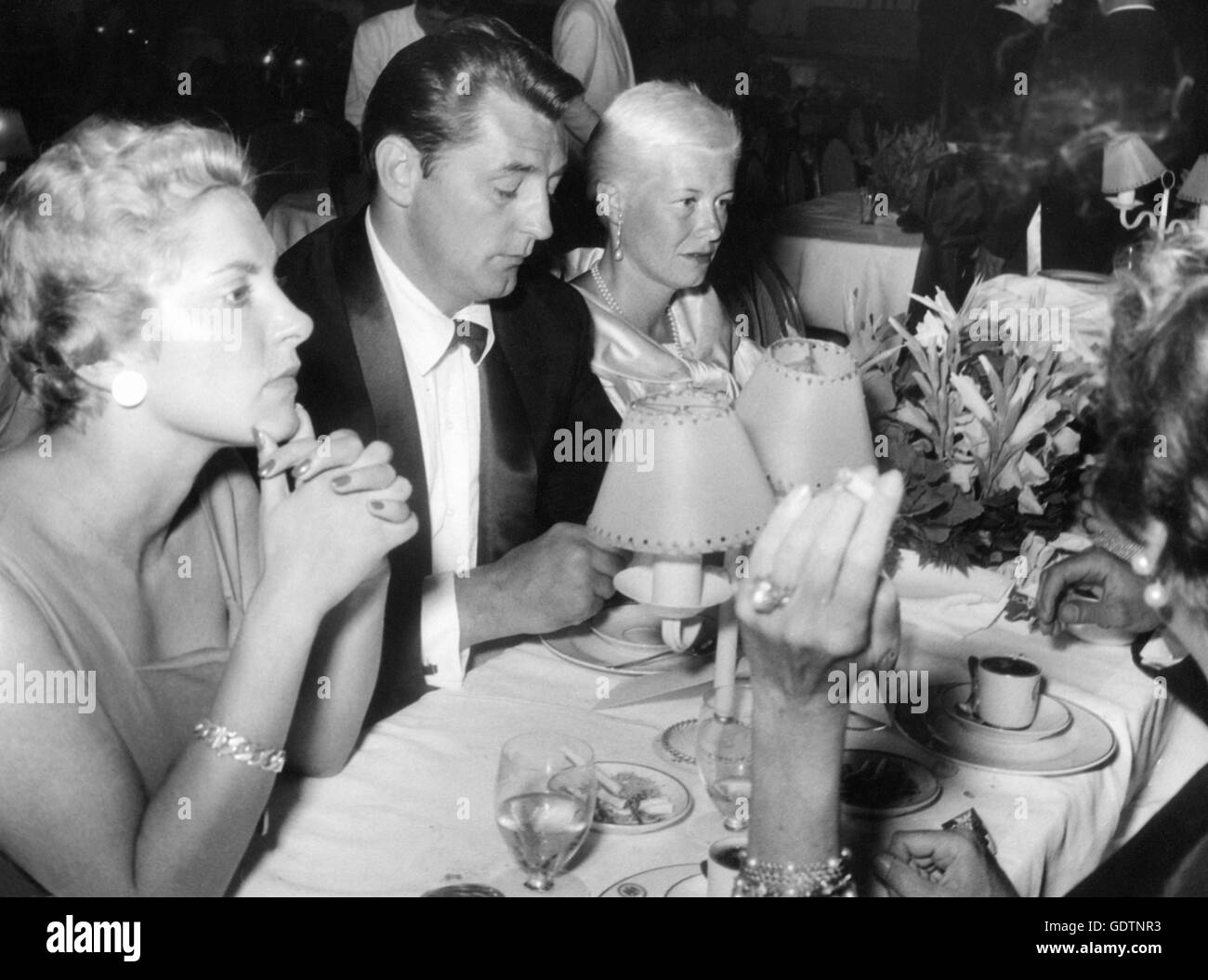 Robert Mitchum e Nicole Milinaire, 1957 Foto Stock