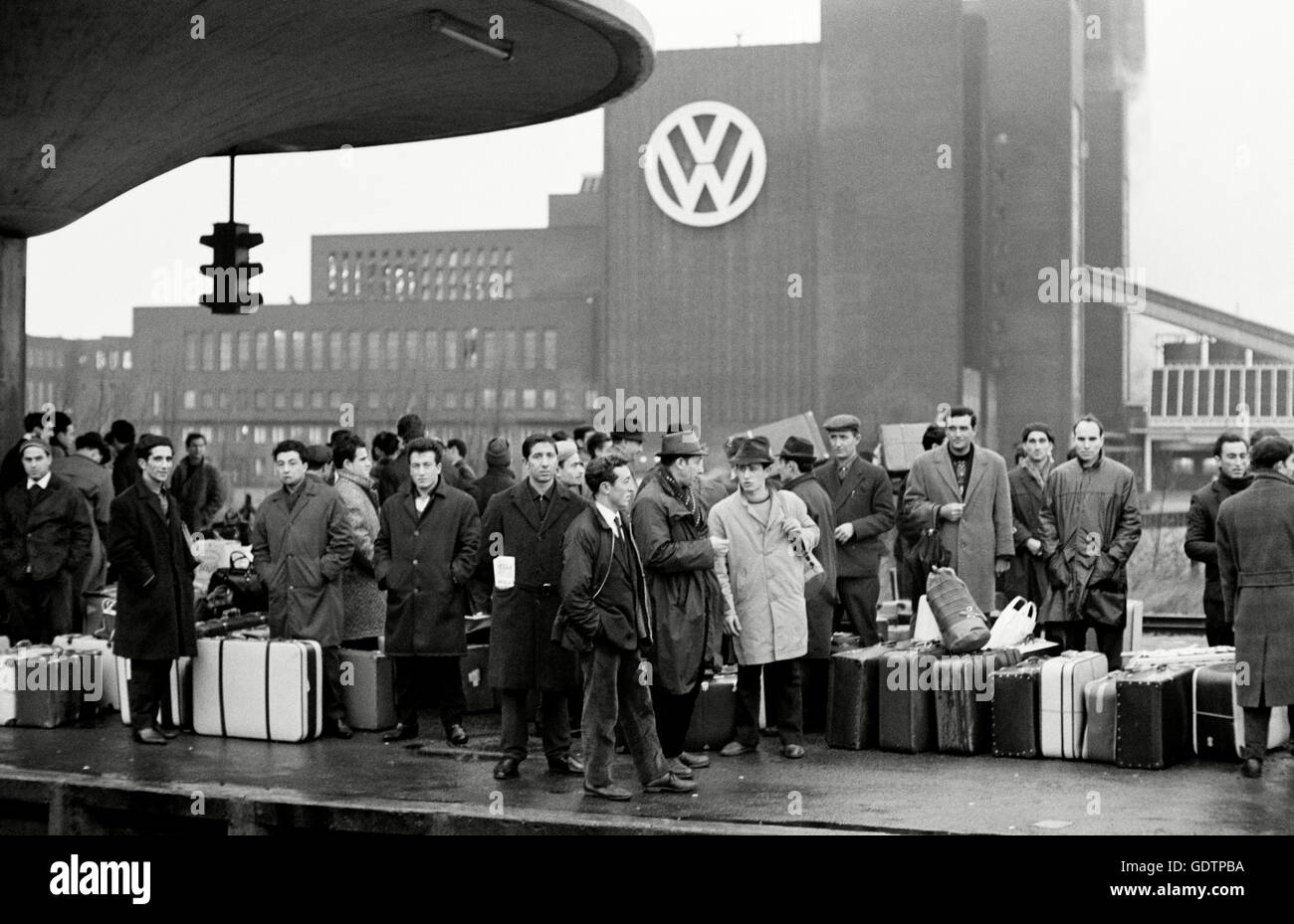 Italiano ''Gastarbeiter " presso la stazione ferroviaria di Wolfsburg,  1966' Foto stock - Alamy