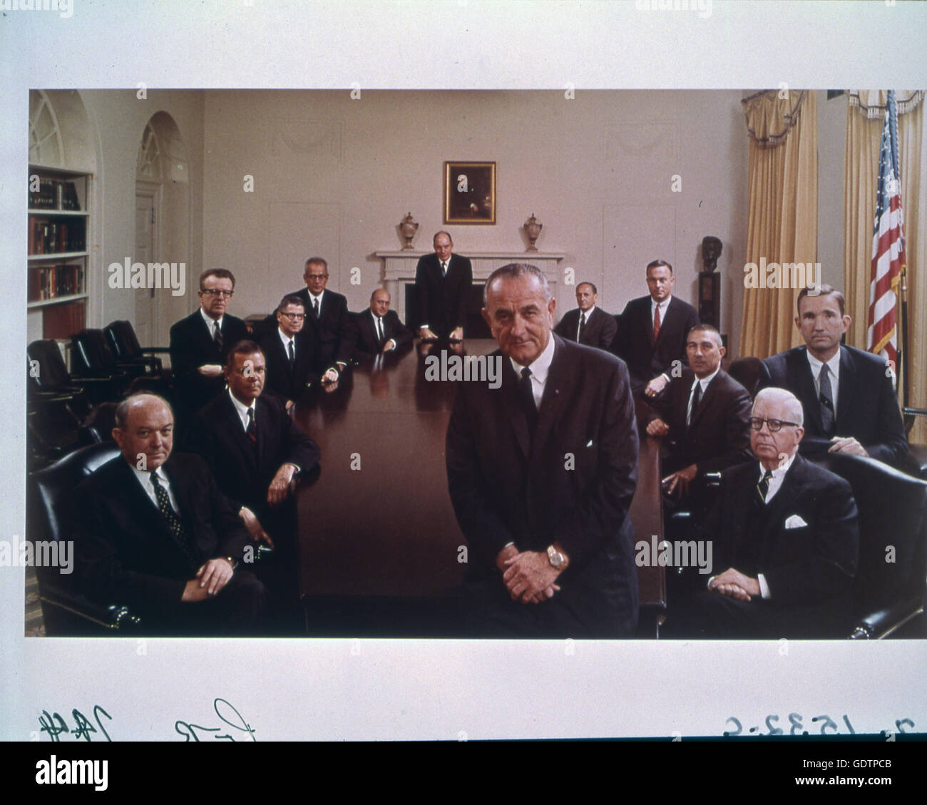 Il presidente Lyndon B. Johnson e il suo gabinetto alla Casa Bianca. Foto Stock