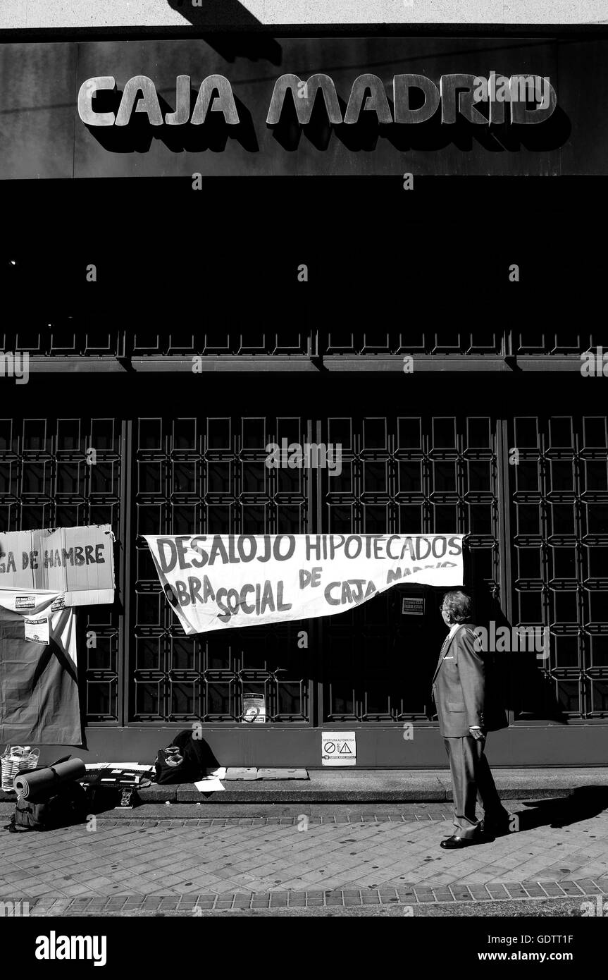 Gli attivisti della piattaforma Desahucios Stop (Stop sfratti) protestare di fronte, Caja Madrid nuovamente Bankia Foto Stock