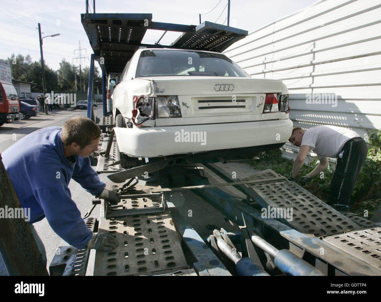 Il caricamento di usato, incidente veicoli danneggiati su un auto vettore rimorchio per la Lituania Foto Stock