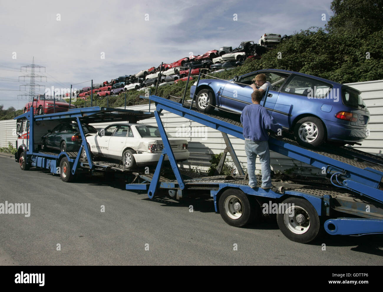 Il caricamento di usato, incidente veicoli danneggiati su un auto vettore rimorchio per la Lituania Foto Stock