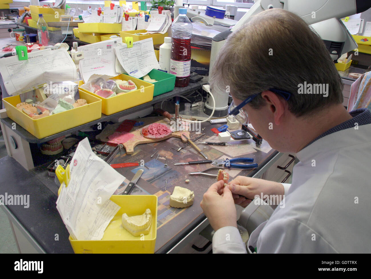 Rendendo le dentiere in un laboratorio odontotecnico Foto Stock