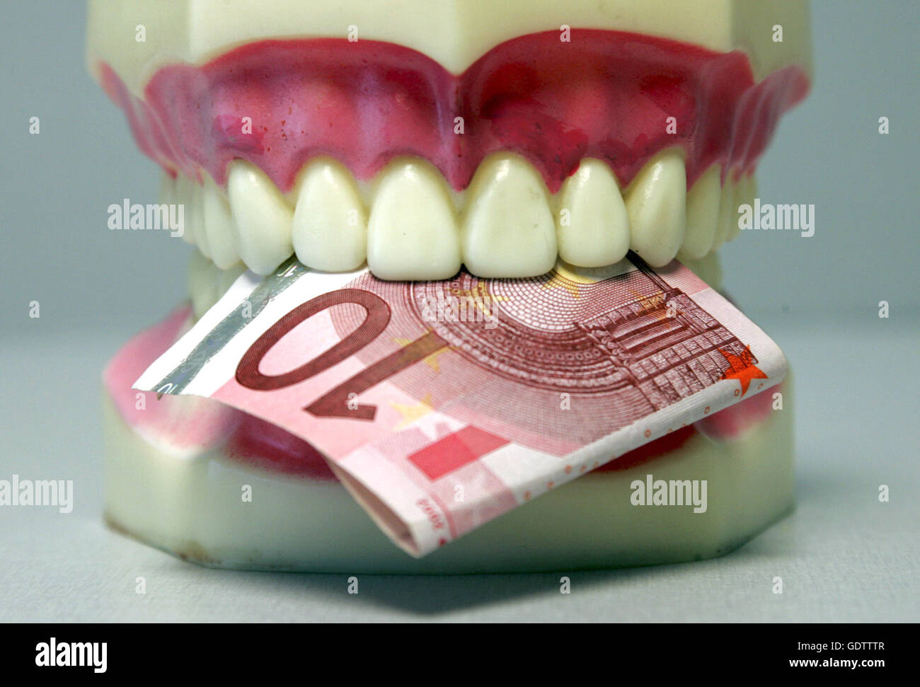 Dentiere con una decina di euro nota Foto Stock