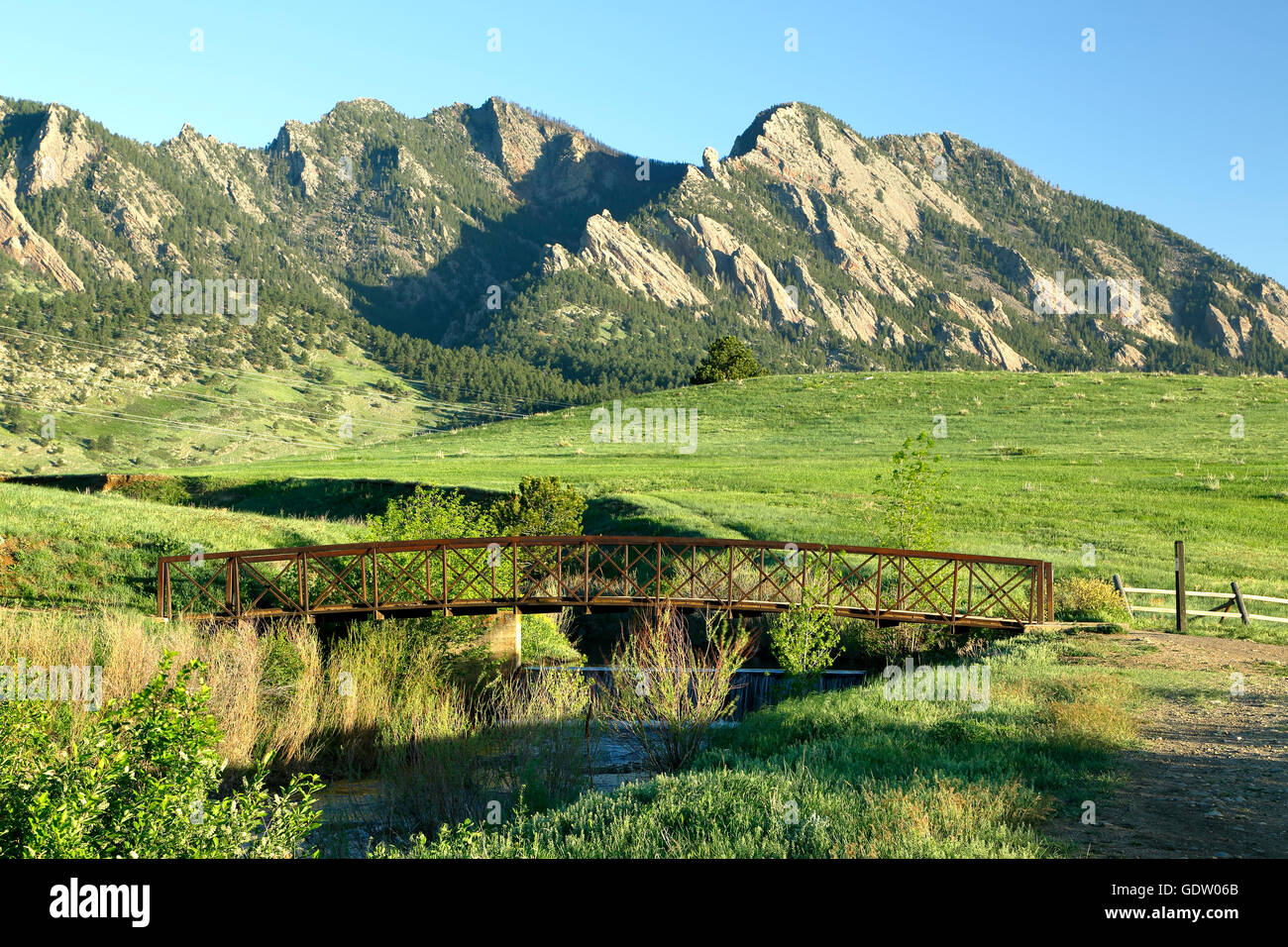 Ponte e Flatirons, Boulder, Colorado, STATI UNITI D'AMERICA Foto Stock