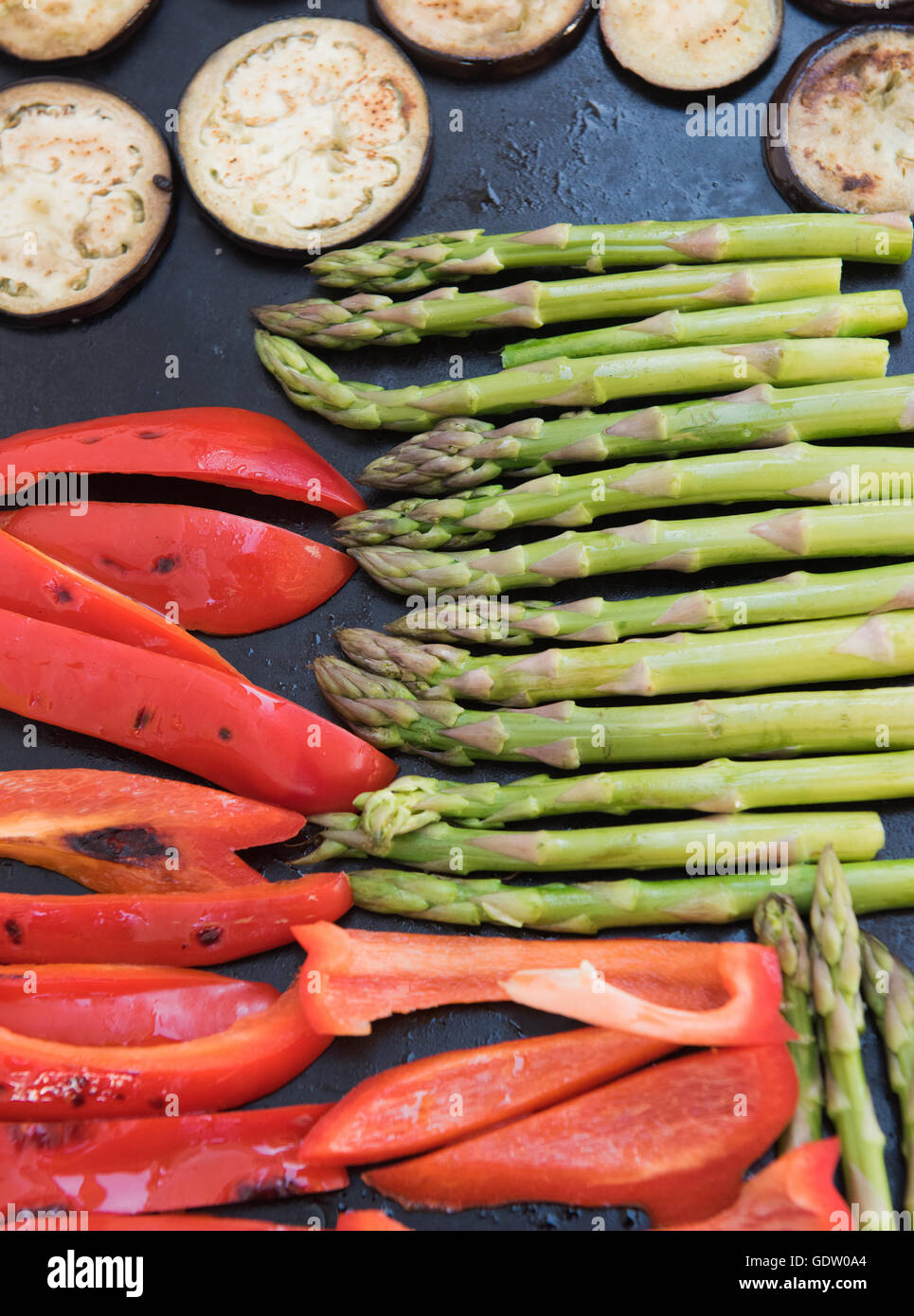 Verdure grigliate, pepe rosso, asparagi verdi zucchine Foto Stock