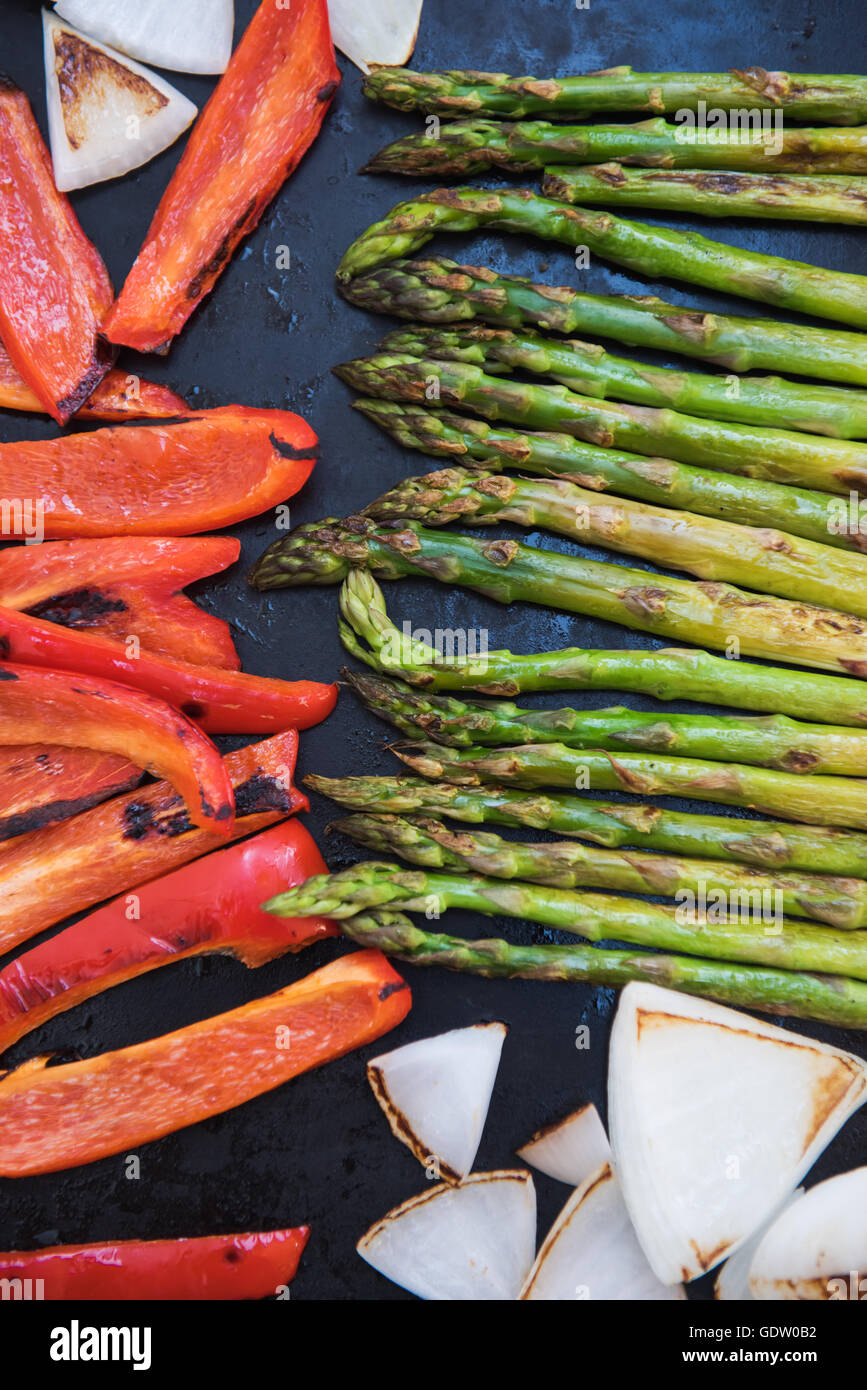 Verdure grigliate, pepe rosso, asparagi verdi cipolle Foto Stock