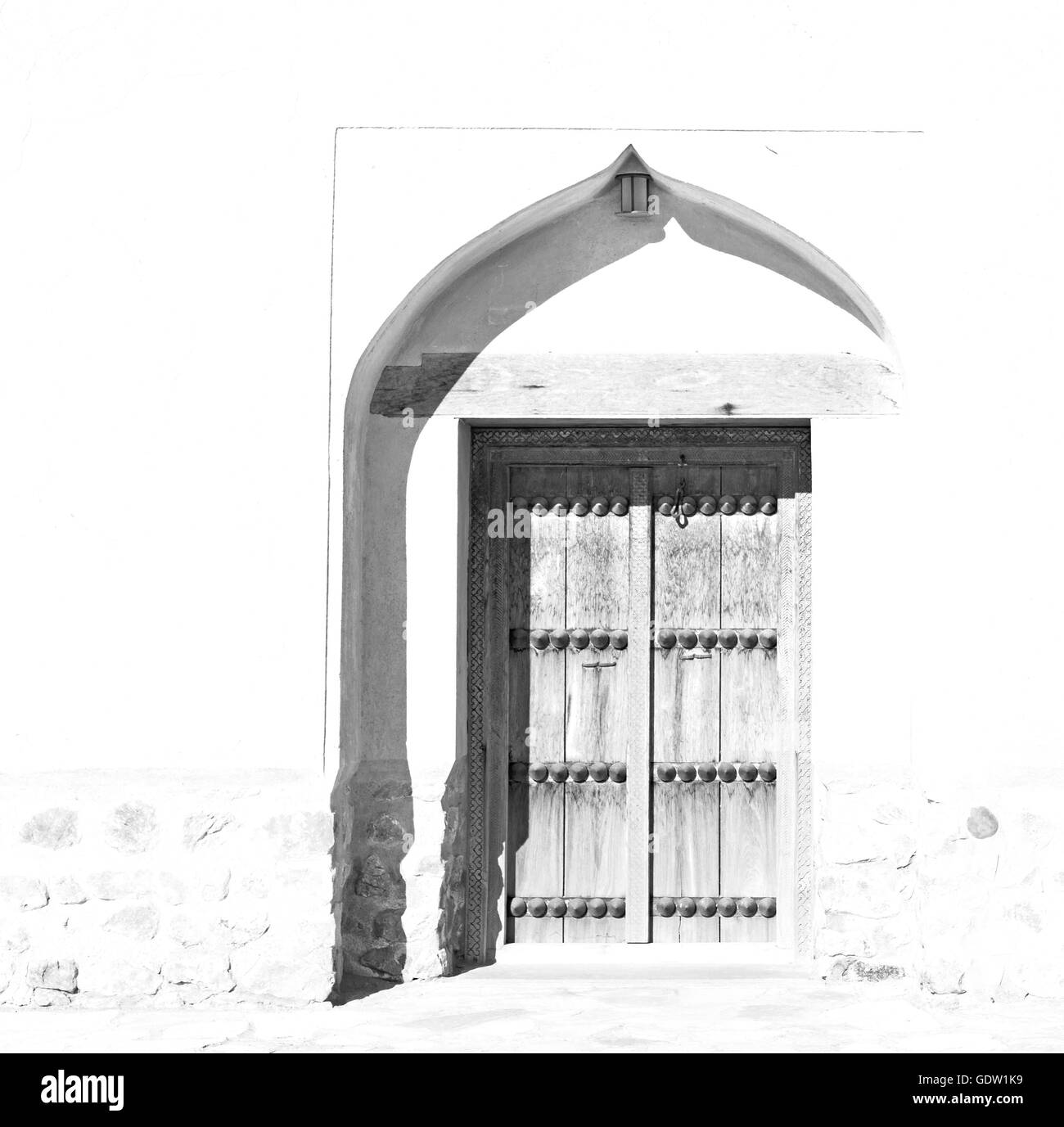 Oman vecchia porta di legno e la parete della casa Foto Stock