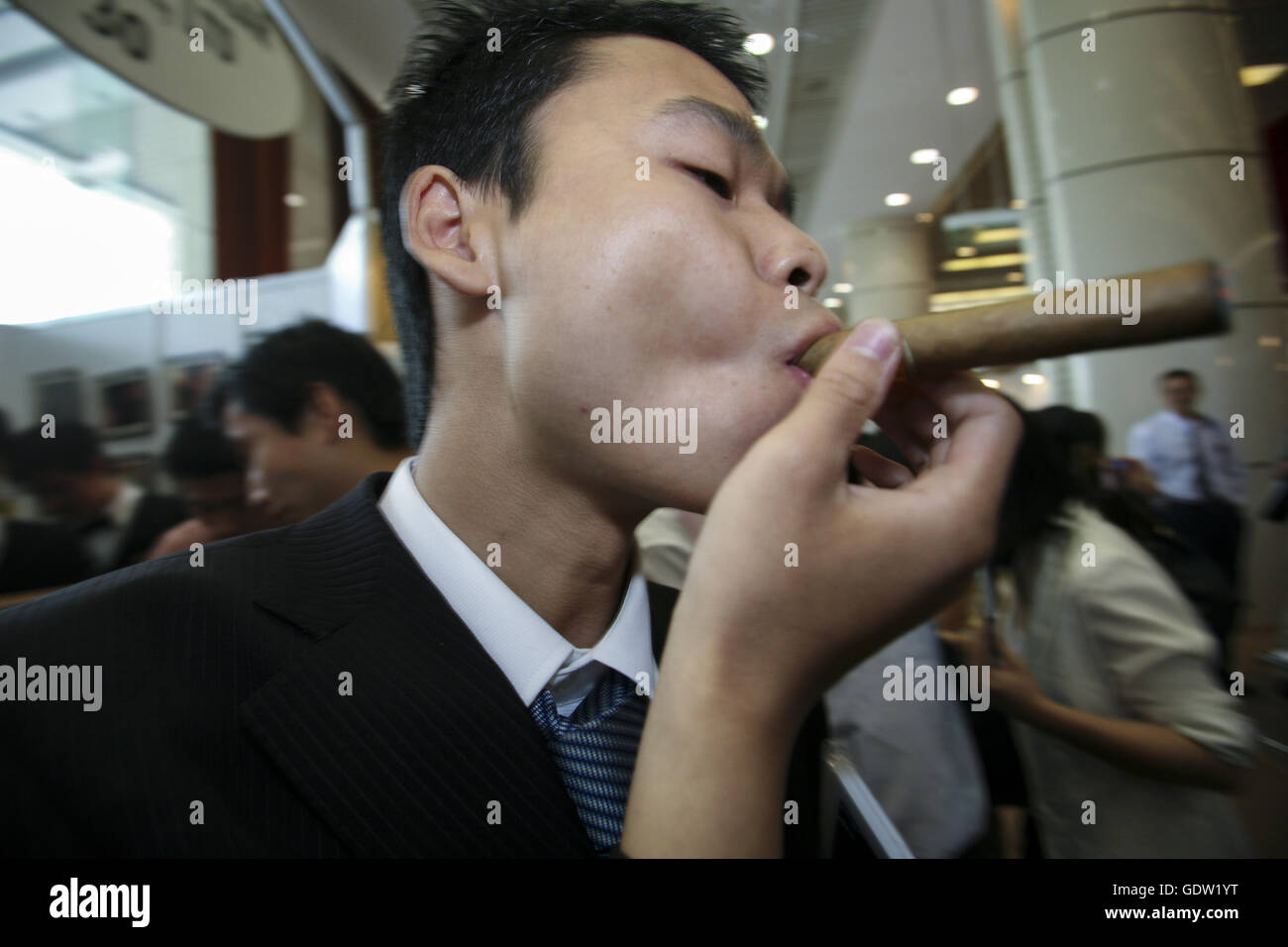 Un uomo provare un sigaro in una fiera commerciale Foto Stock