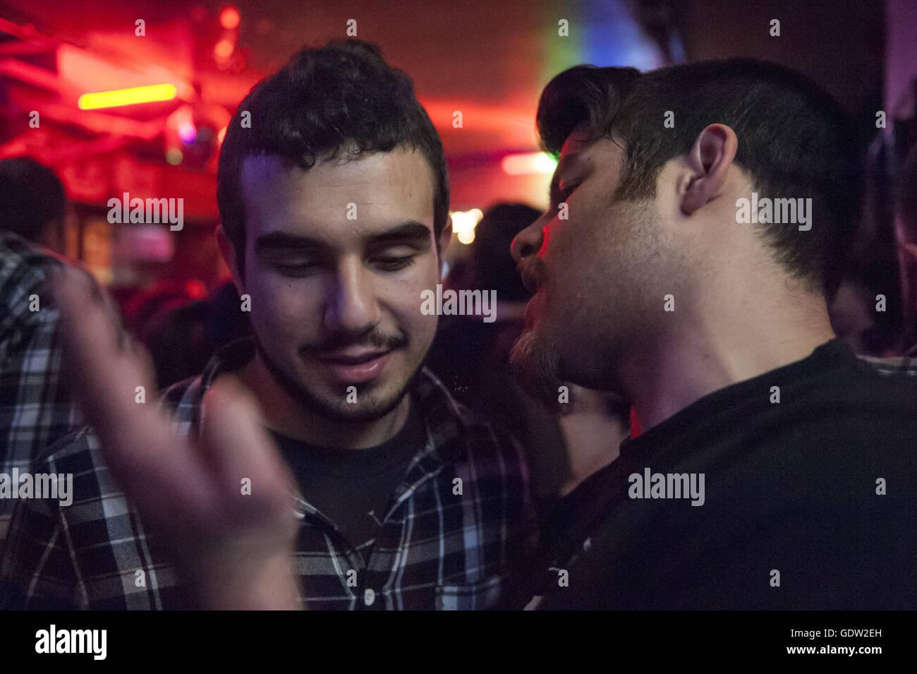 Giovani uomini in 'La Dose" bar Foto Stock