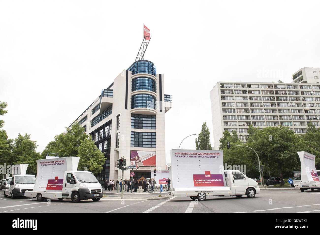 SPD campagna elettorale con mobili carrelli tramite Affissioni Foto Stock