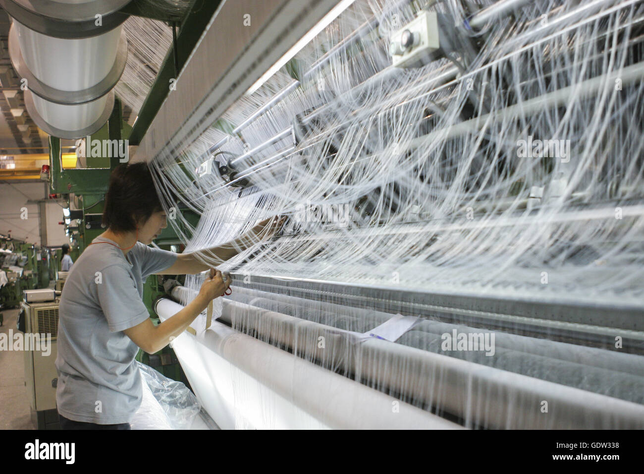 Gli operai della fabbrica lavorano il filo su una macchina per maglieria il  10 dicembre immagini e fotografie stock ad alta risoluzione - Alamy