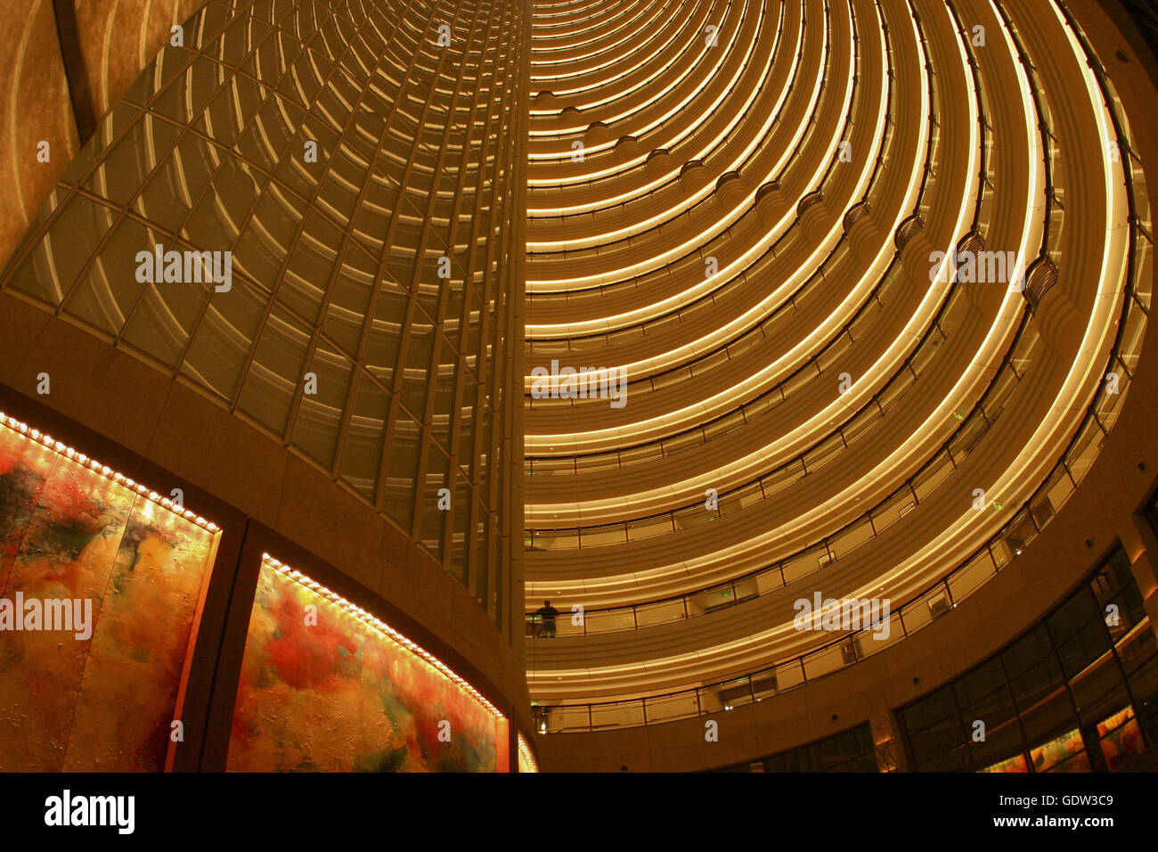 Questa immagine mostra l'interno della lobby del Grand Hyatt Shanghai Foto Stock