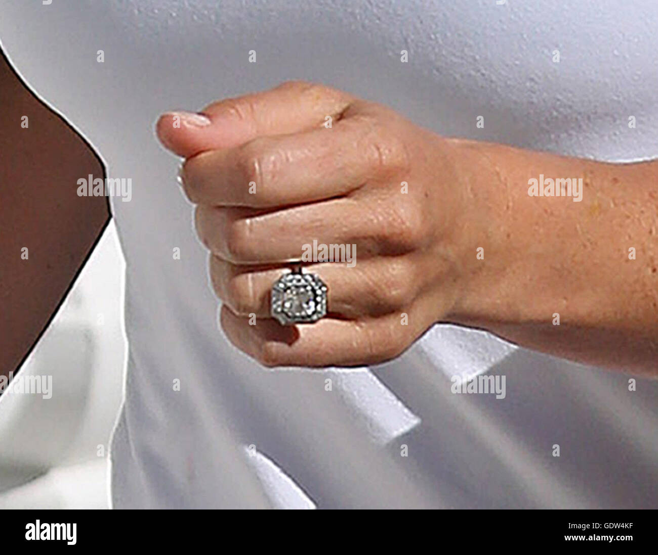 Prodotto Alternativo l'anello di fidanzamento indossato da Pippa Middleton,  sorella della duchessa di Cambridge come lei va a correre fuori dalla sua  casa di Londra, un giorno dopo che ella ha annunciato