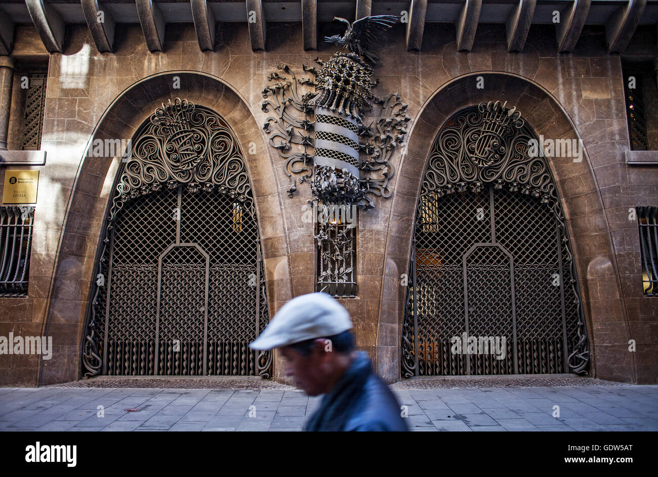 Le porte principali di Palau Guell progettato da Gaudì a Barcellona, in Catalogna, Spagna. Foto Stock