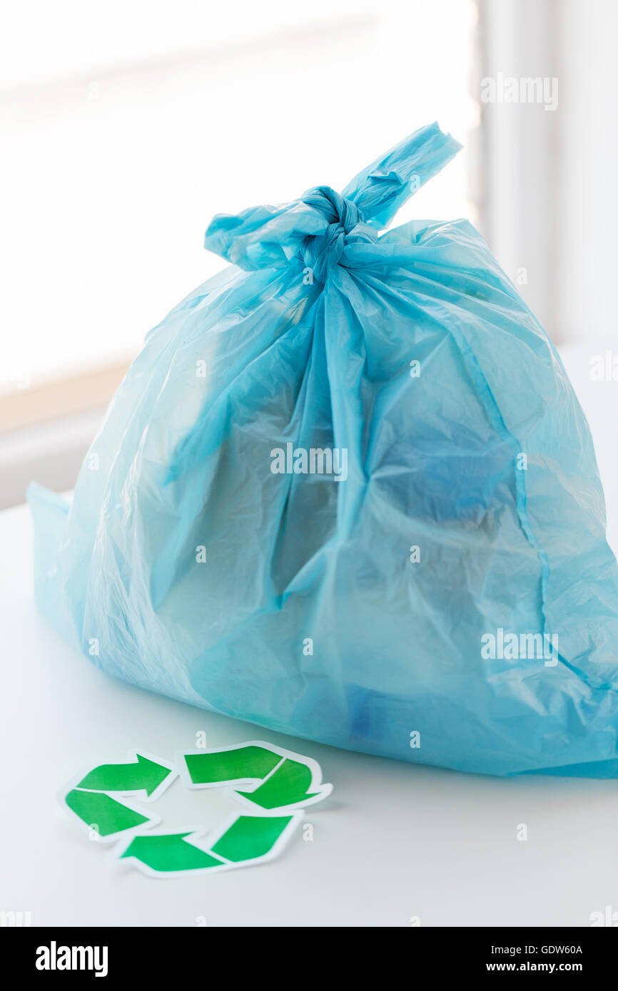 Chiusura del sacchetto di rifiuti con verde simbolo di riciclaggio Foto Stock
