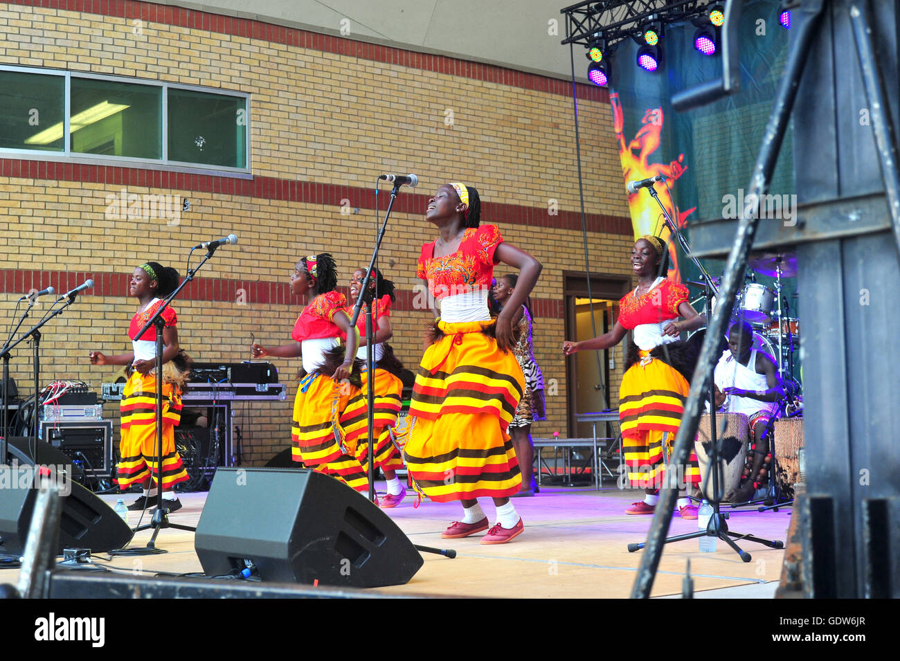 Bambino ugandese ballerini eseguono presso un festival internazionale di musica tenutosi nella città canadese di London, Ontario. Foto Stock