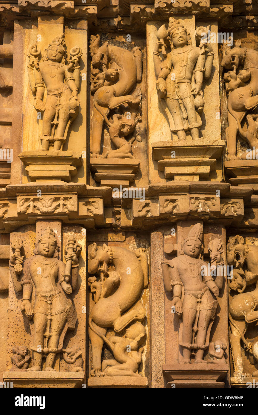 Intricate sculture in pietra dettaglio a un tempio, Khajuraho, Chhatarpur District, Madhya Pradesh, India Foto Stock