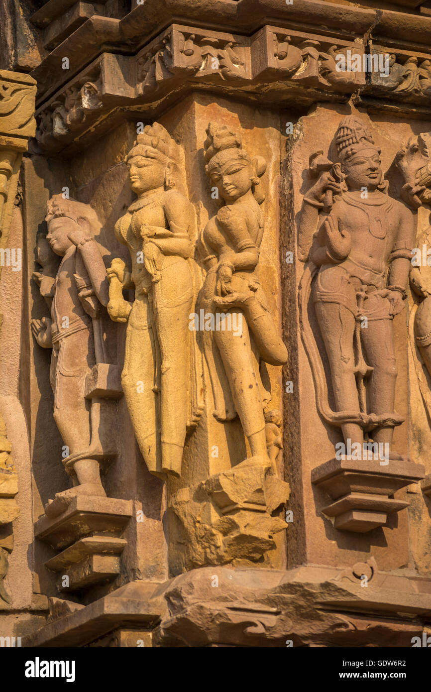 Intricate sculture in pietra particolare di apsara a un tempio, Khajuraho, Chhatarpur District, Madhya Pradesh, India Foto Stock