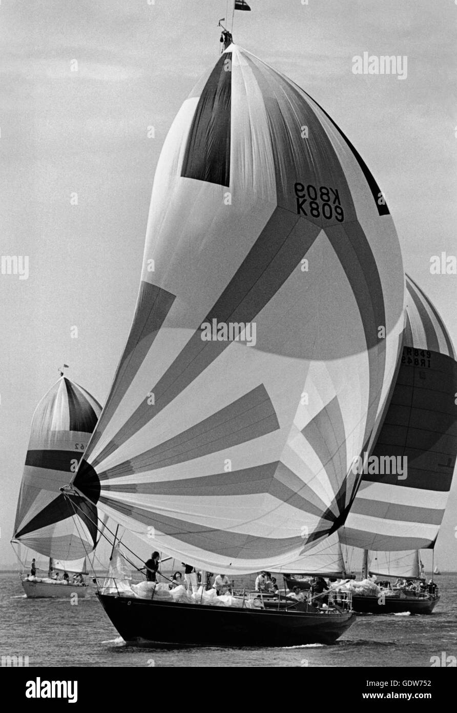 AJAX NEWS FOTO. 1975. SOUTHSEA, Inghilterra. - Isole britanniche - GARA - INIZIO DELLA GARA OFF SOUTHSEA CON LLOYD'S YACHT CLUB LUTINE, IL PRIMO NICHOLSON 55, portando il modo. Foto:PETER EASTLAND/AJAX REF:HDD/LUTINE/1975 Foto Stock