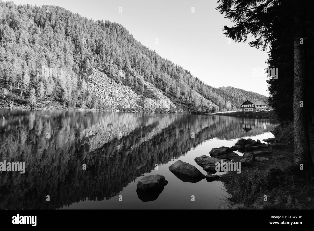 Panorama di montagna dalle Alpi italiane. Riflessioni sull'acqua da 'Calaita lago". Bellissime dolomiti Foto Stock