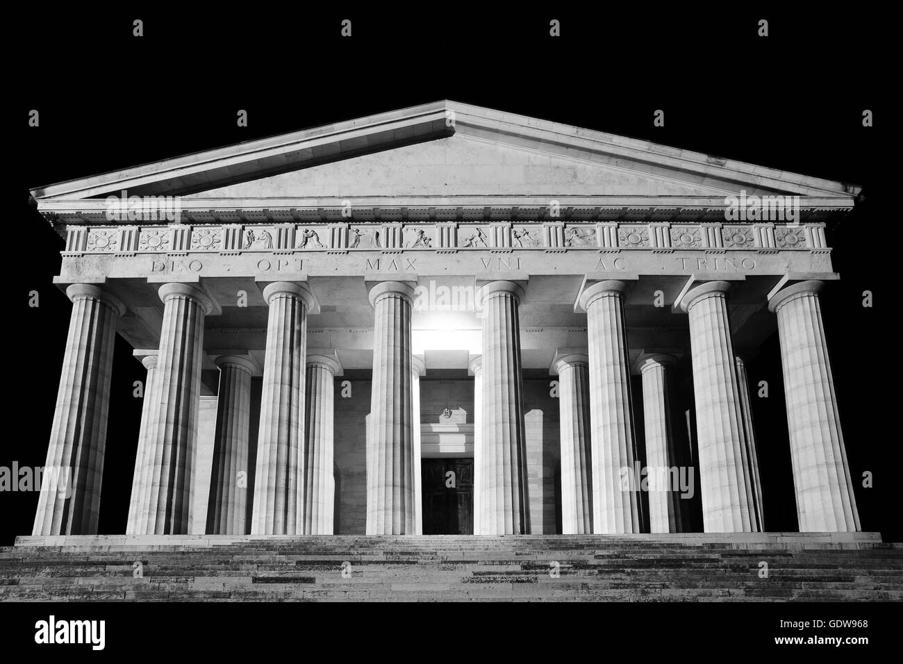 Vista notturna di 'Tempio del Canova' da 'Possagno', Italia. Antonio Canova scultore. Immagine alterata digitalmente Foto Stock
