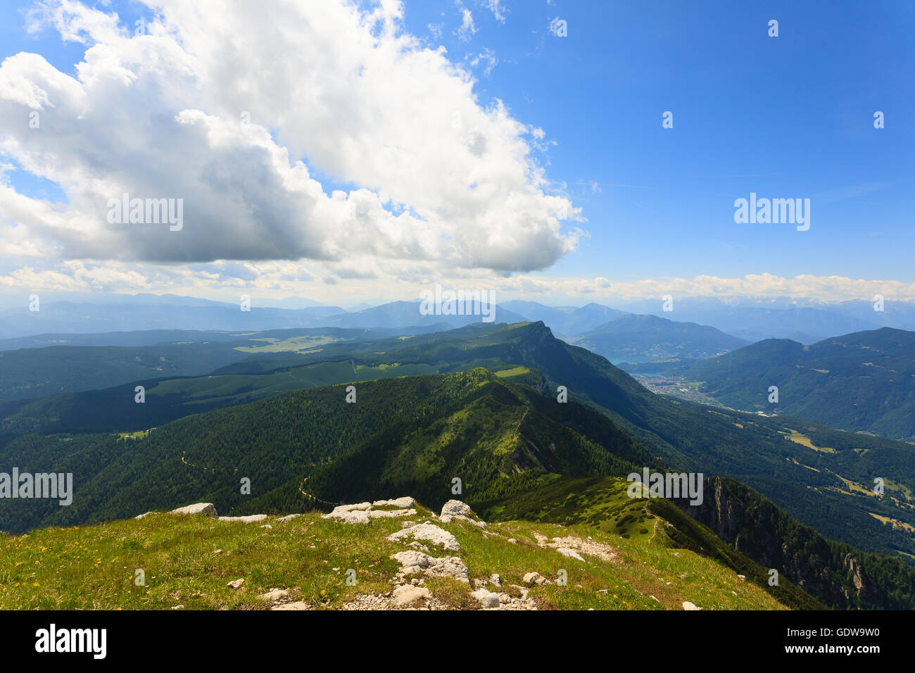 Panorama dalle Alpi italiane, la cima di una montagna, la Cima Larici Asiago Foto Stock