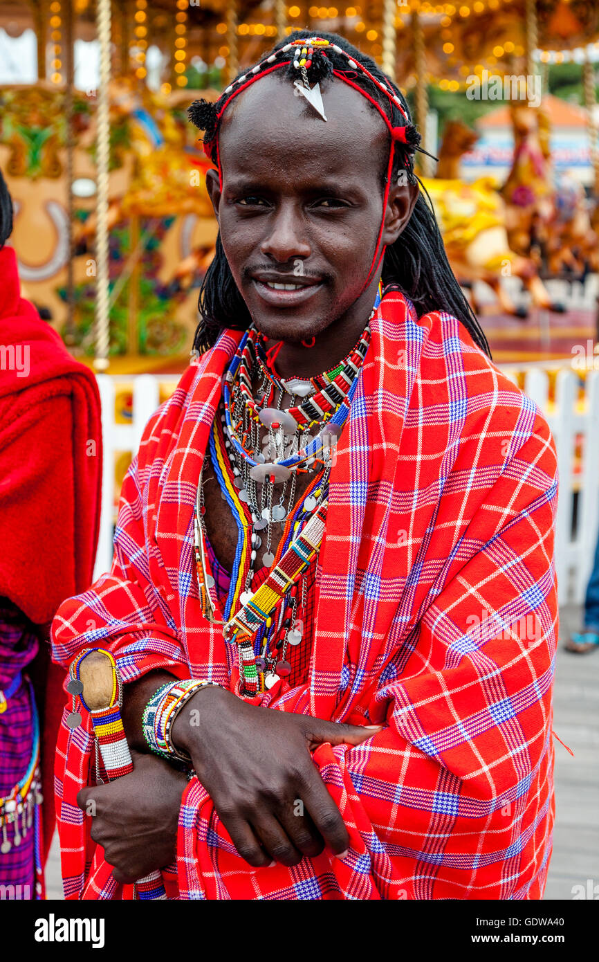 Un africano uomo vestito in costume tradizionale su Hastings Pier durante l  annuale Giorno pirata Festival, Hastings, Sussex, Regno Unito Foto stock -  Alamy